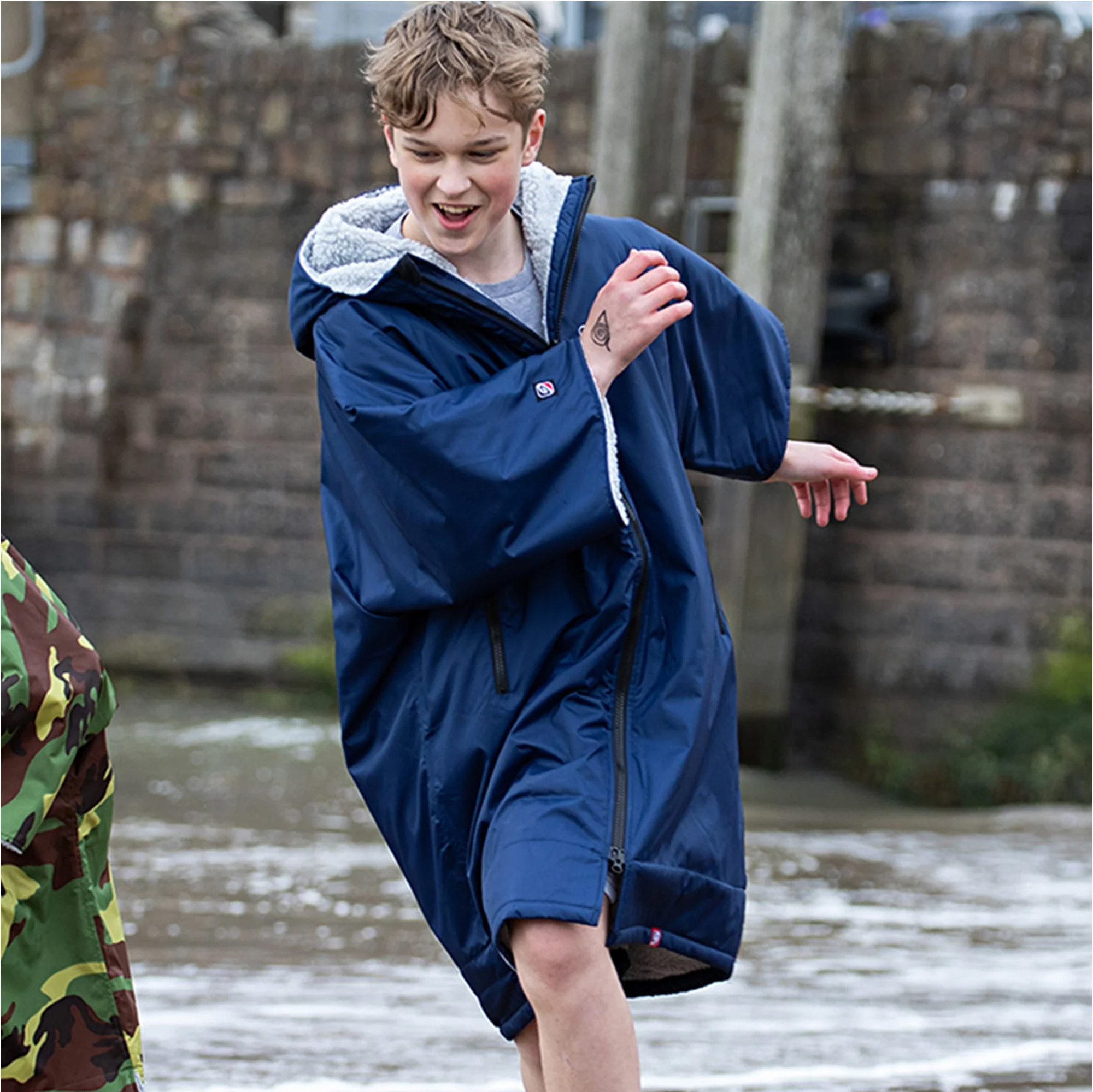 2026 Dryrobe Junior Advance Kurzarm-Umkleidekittel V3KSS  Marineblau / Grey